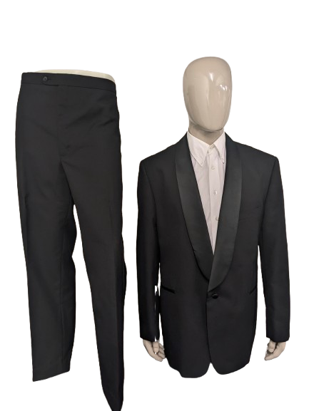 Smoking/vestito. Di colore nero. Taglia 60.