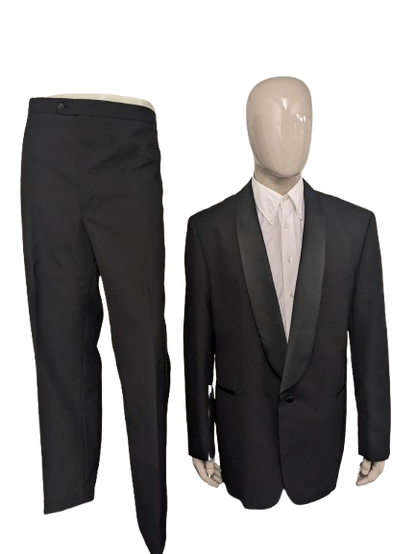 Smoking/vestito. Di colore nero. Taglia 60.