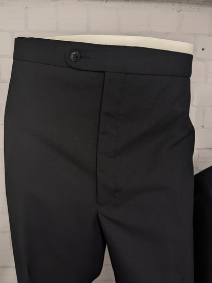 Smoking/vestito. Di colore nero. Taglia 60.