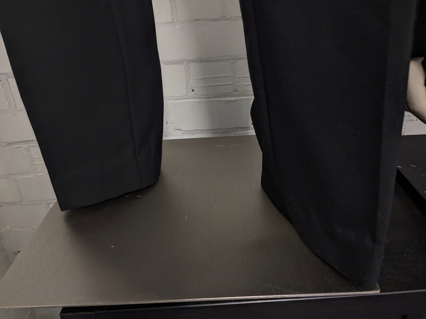 Smoking/vestito. Di colore nero. Taglia 60.