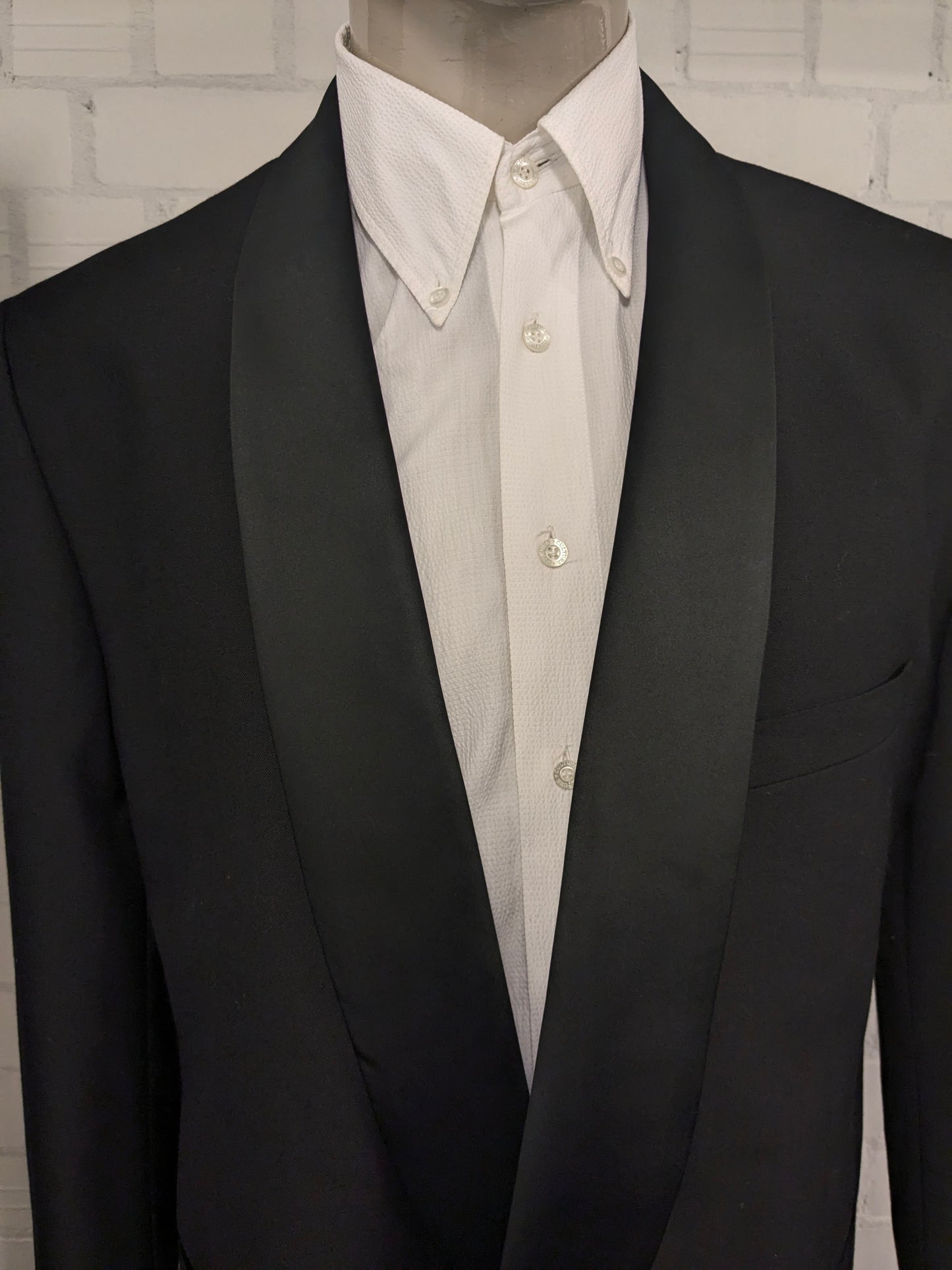 Smoking/vestito. Di colore nero. Taglia 60.