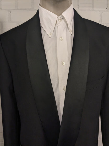 Smoking/vestito. Di colore nero. Taglia 60.