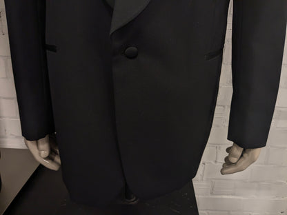 Smoking/vestito. Di colore nero. Taglia 60.