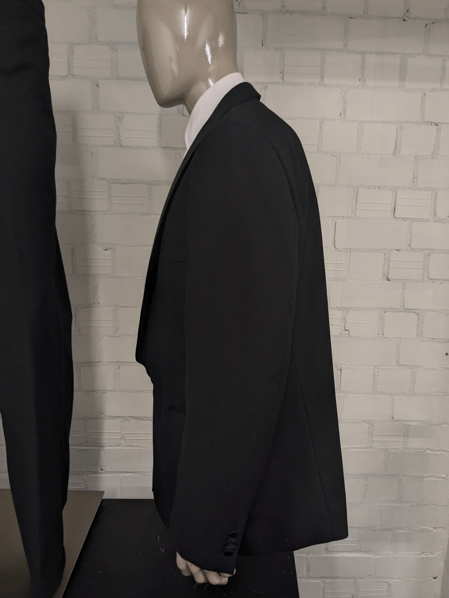 Smoking/vestito. Di colore nero. Taglia 60.