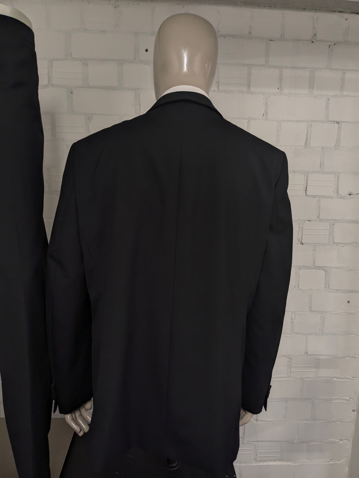 Smoking/vestito. Di colore nero. Taglia 60.