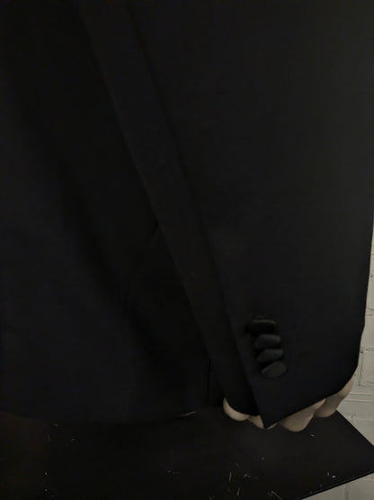 Smoking/vestito. Di colore nero. Taglia 60.