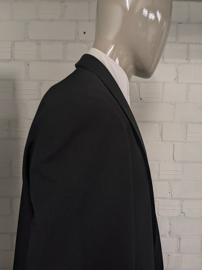 Smoking/vestito. Di colore nero. Taglia 60.