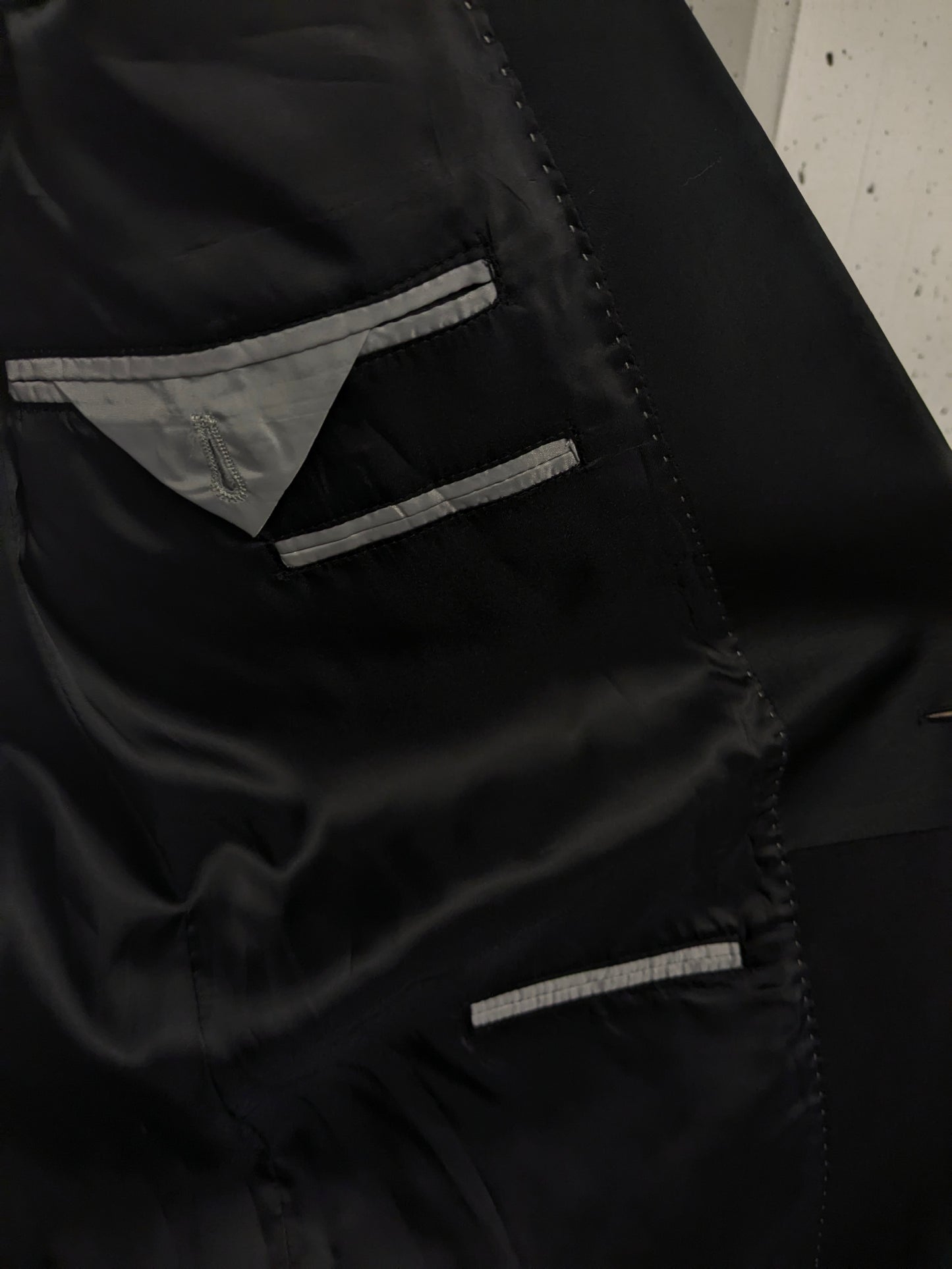 Smoking/vestito. Di colore nero. Taglia 60.