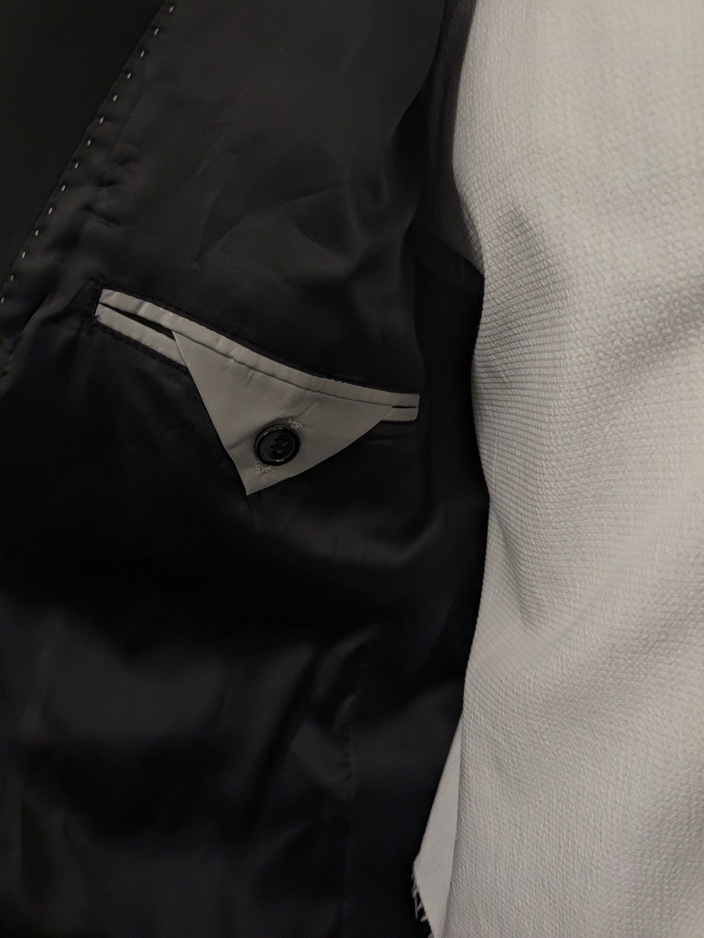 Smoking/vestito. Di colore nero. Taglia 60.