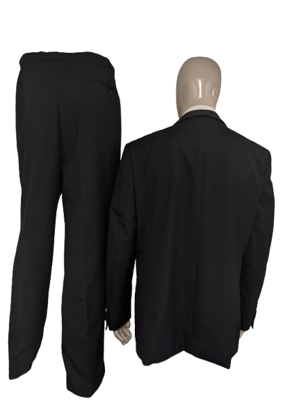 Smoking/vestito. Di colore nero. Taglia 60.