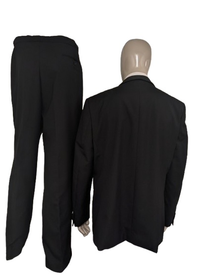 Smoking/vestito. Di colore nero. Taglia 60.