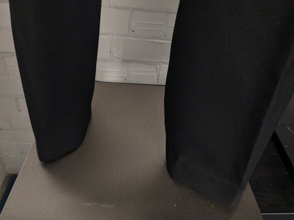 Smoking/vestito. Di colore nero. Taglia 60.