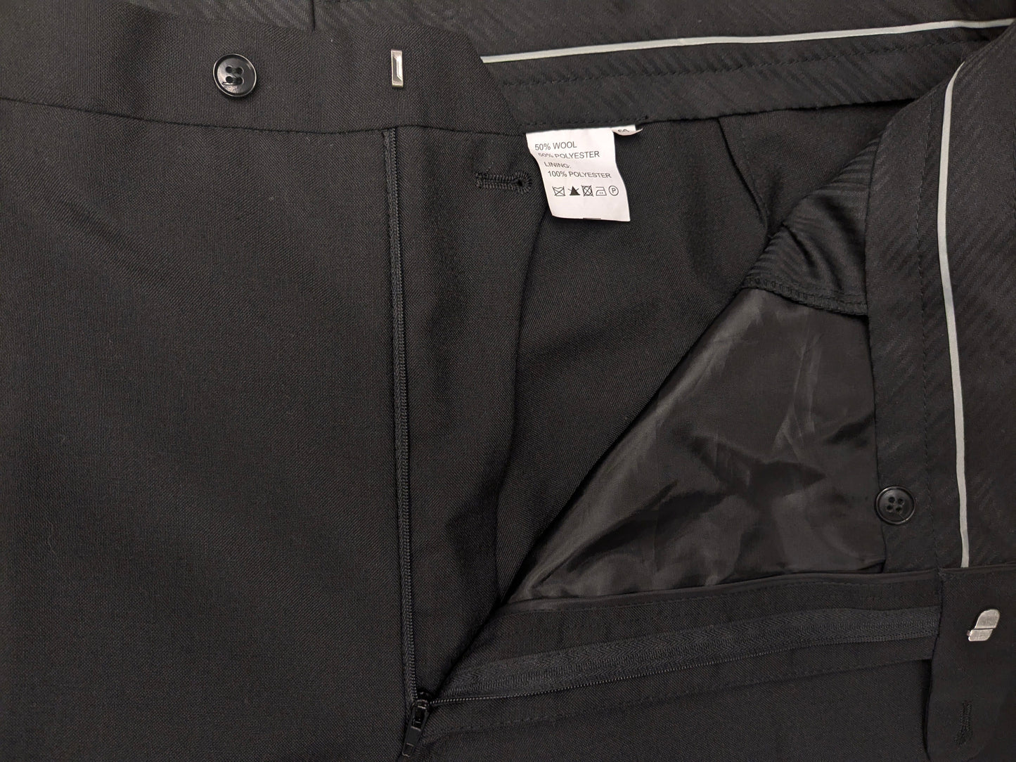 Smoking/vestito. Di colore nero. Taglia 60.