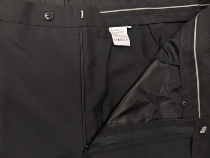 Smoking/vestito. Di colore nero. Taglia 60.