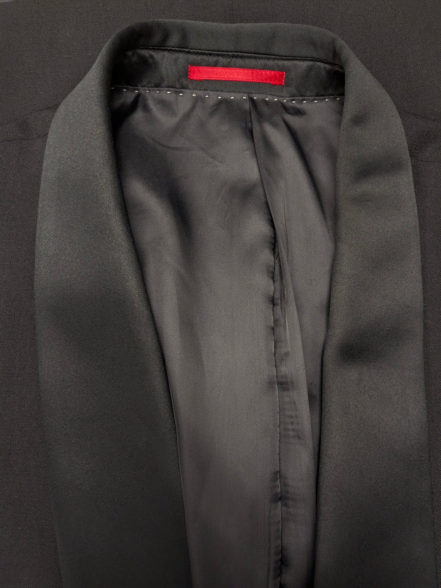 Smoking/vestito. Di colore nero. Taglia 60.