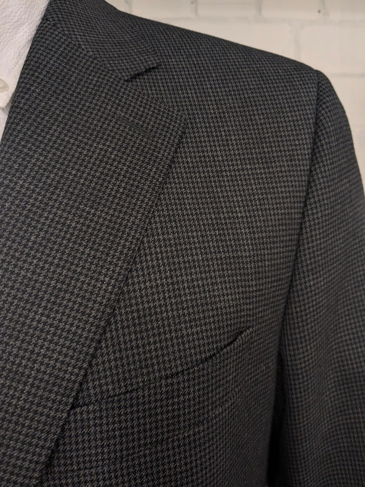 Abito Scabal in lana realizzato su misura. Motivo grigio nero. Taglia 56/XL.