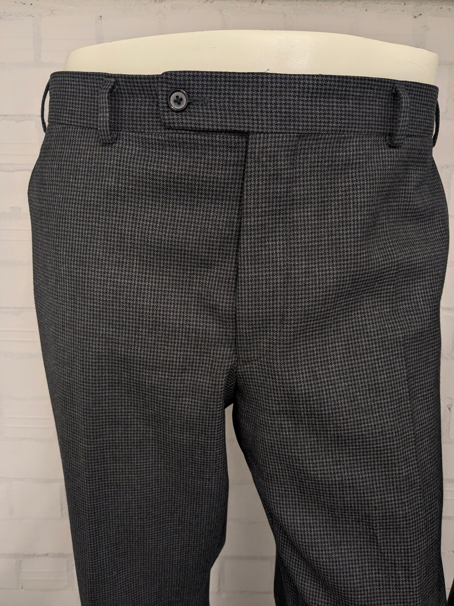 Abito Scabal in lana realizzato su misura. Motivo grigio nero. Taglia 56/XL.