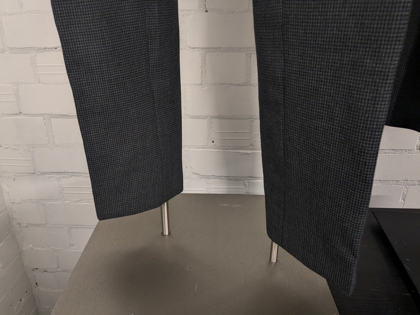 Abito Scabal in lana realizzato su misura. Motivo grigio nero. Taglia 56/XL.