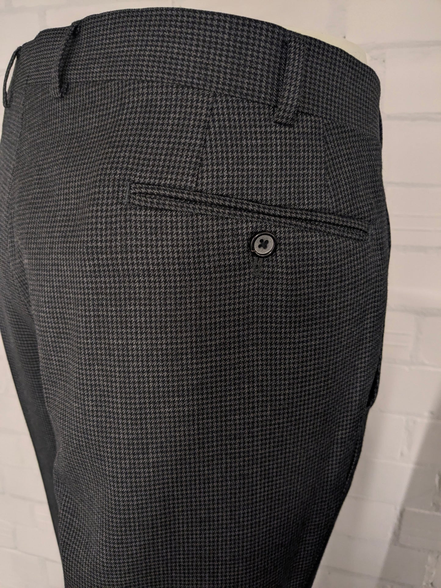 Abito Scabal in lana realizzato su misura. Motivo grigio nero. Taglia 56/XL.