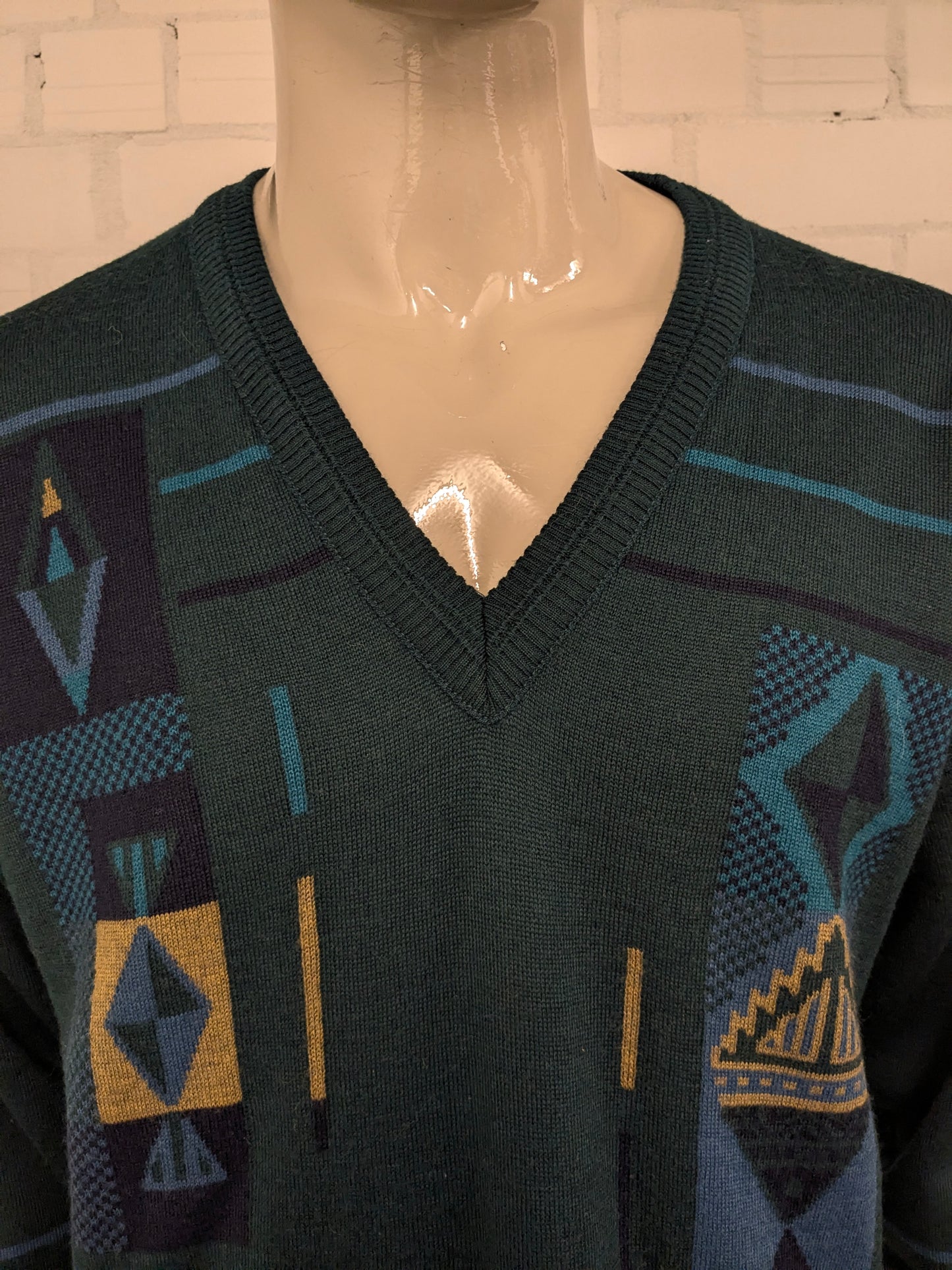 Vintage Pierre Sangan Wollen trui met V-Hals. Groen Blauw Geel gekleurd. Maat L. 50% Wol.