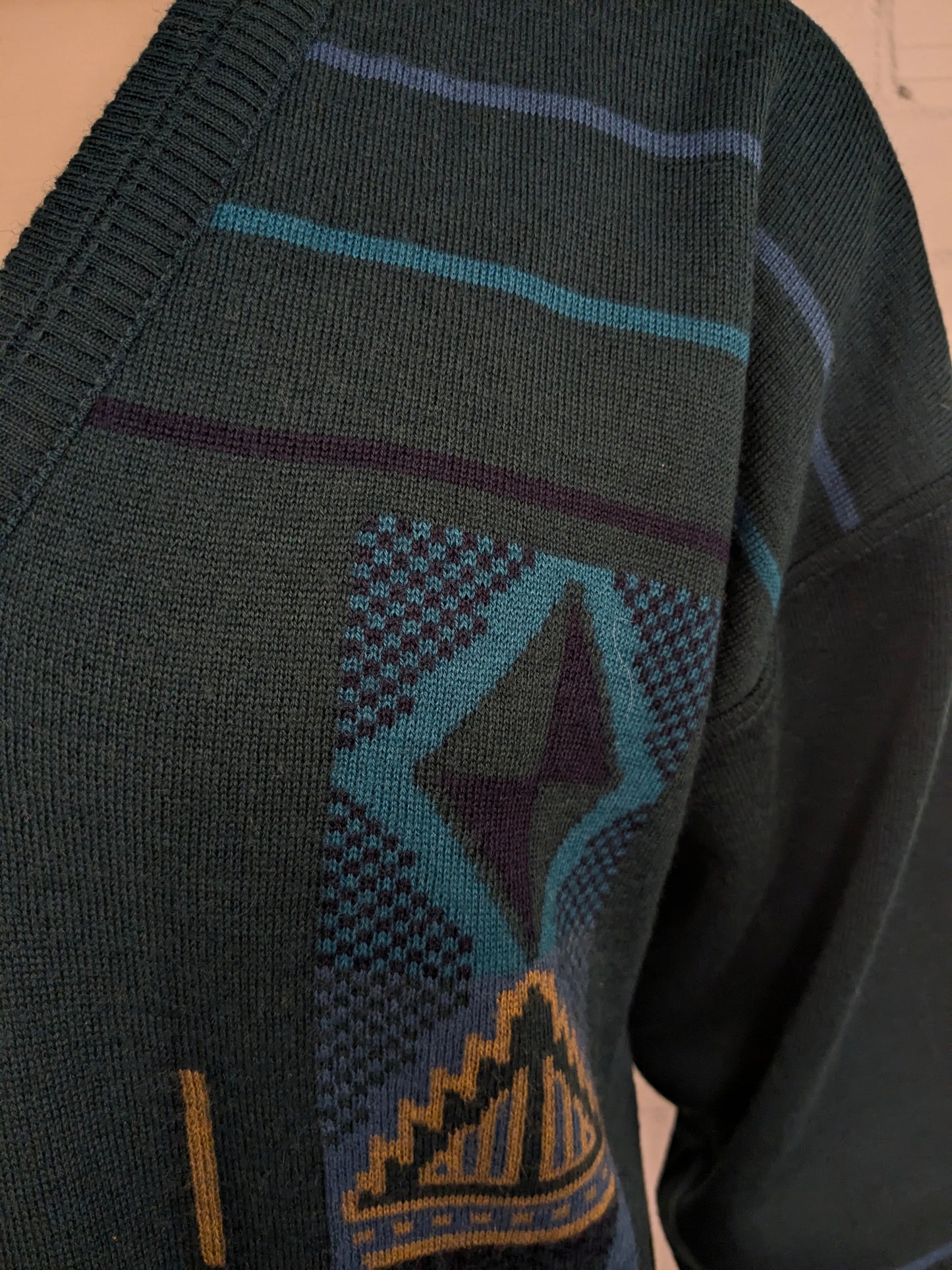 Vintage Pierre Sangan Wollen trui met V-Hals. Groen Blauw Geel gekleurd. Maat L. 50% Wol.