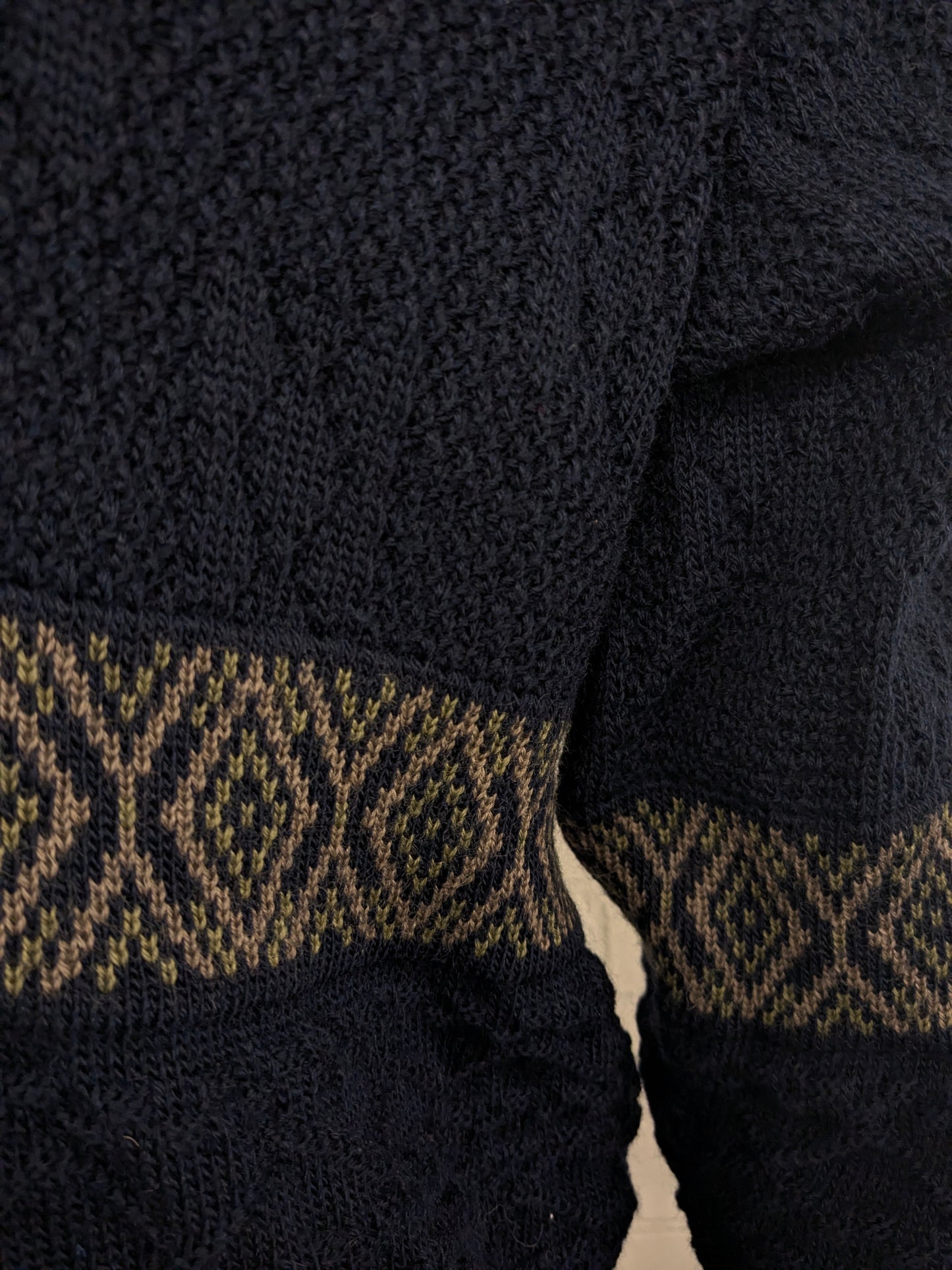 Vintage MRH Wollen trui met V-Hals. Donker Blauw Bruin Groen gekleurd. Maat XL.