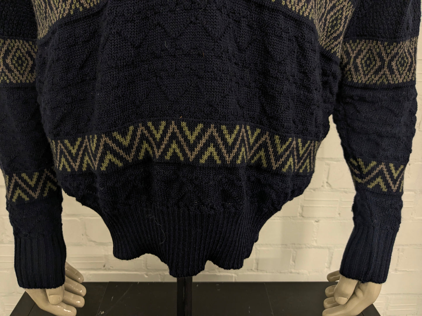 Vintage MRH Wollen trui met V-Hals. Donker Blauw Bruin Groen gekleurd. Maat XL.