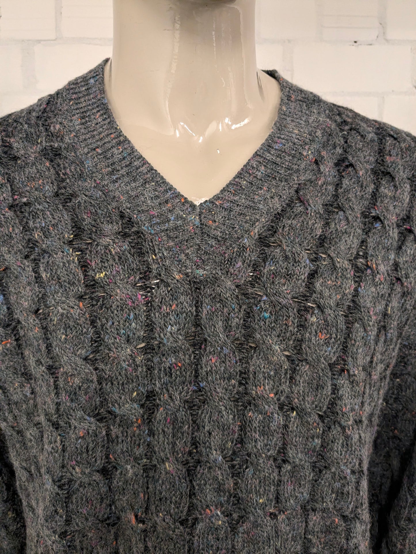 Vintage Castella Alpaca / Wollen trui met V-Hals. Grijs Gekleurde spikkels gemêleerd. Maat XL. 4% Wol en 10% Alpaca Wol.