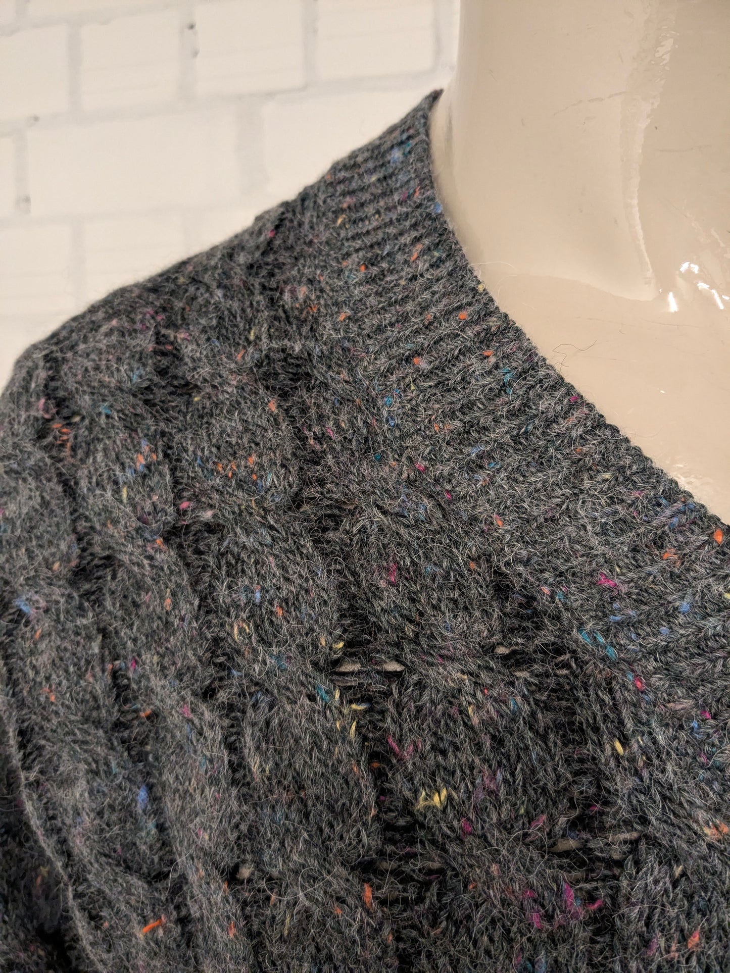 Vintage Castella Alpaca / Wollen trui met V-Hals. Grijs Gekleurde spikkels gemêleerd. Maat XL. 4% Wol en 10% Alpaca Wol.