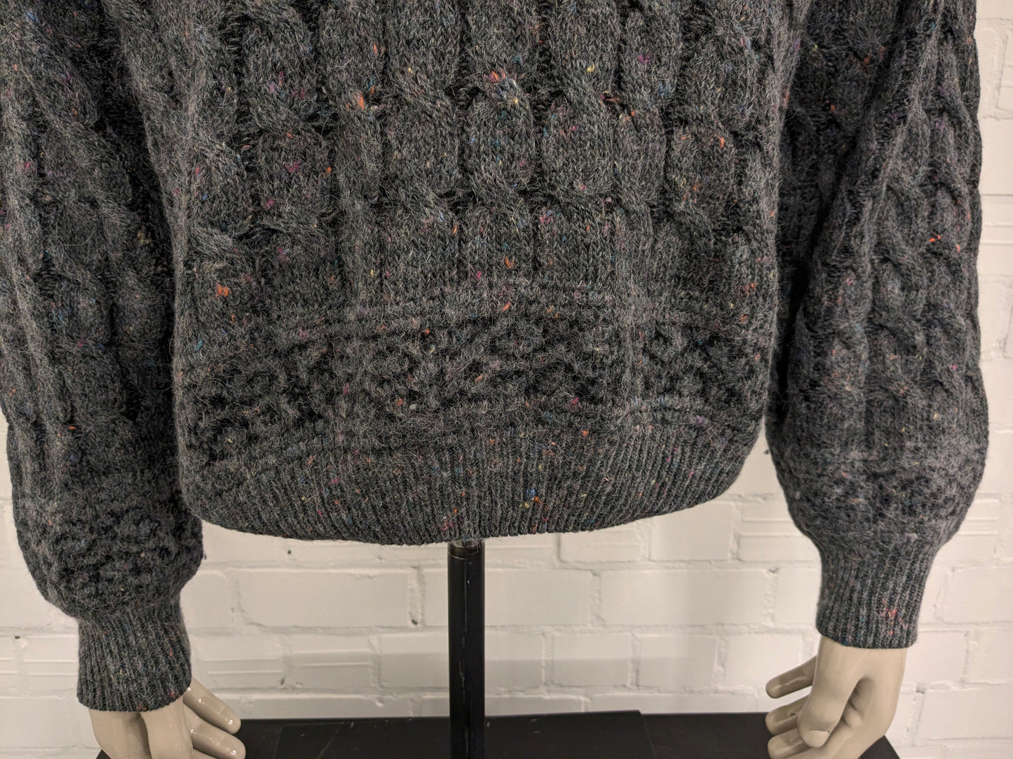 Vintage Castella Alpaca / Wollen trui met V-Hals. Grijs Gekleurde spikkels gemêleerd. Maat XL. 4% Wol en 10% Alpaca Wol.