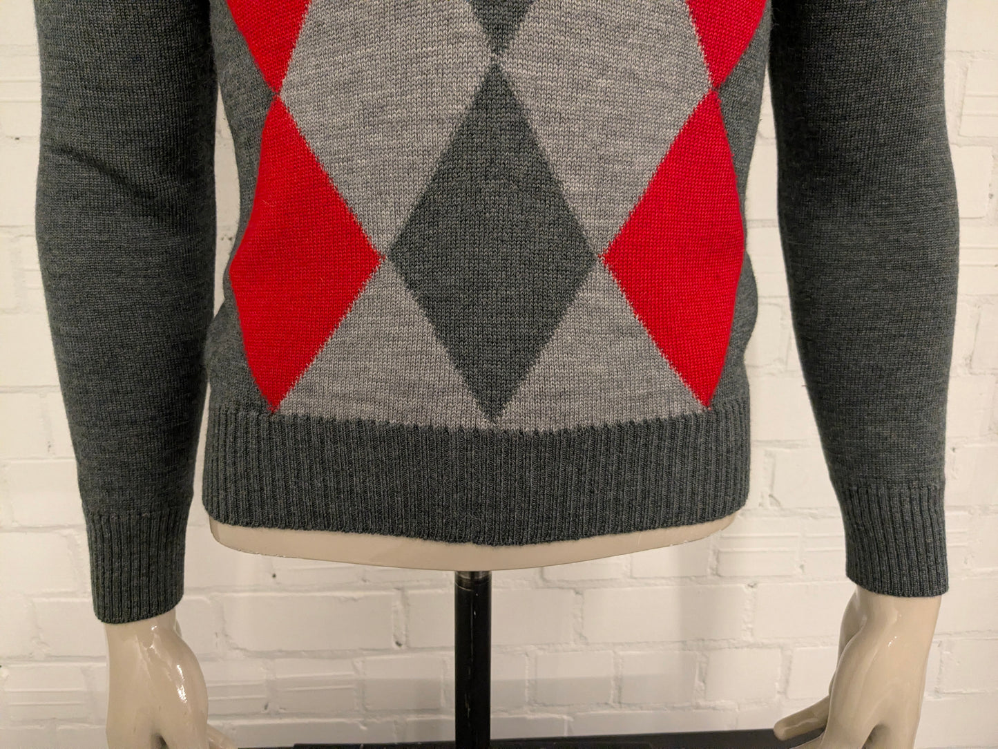 Mailcott trui met V-Hals. Grijs Rode ruiten. Maat S.