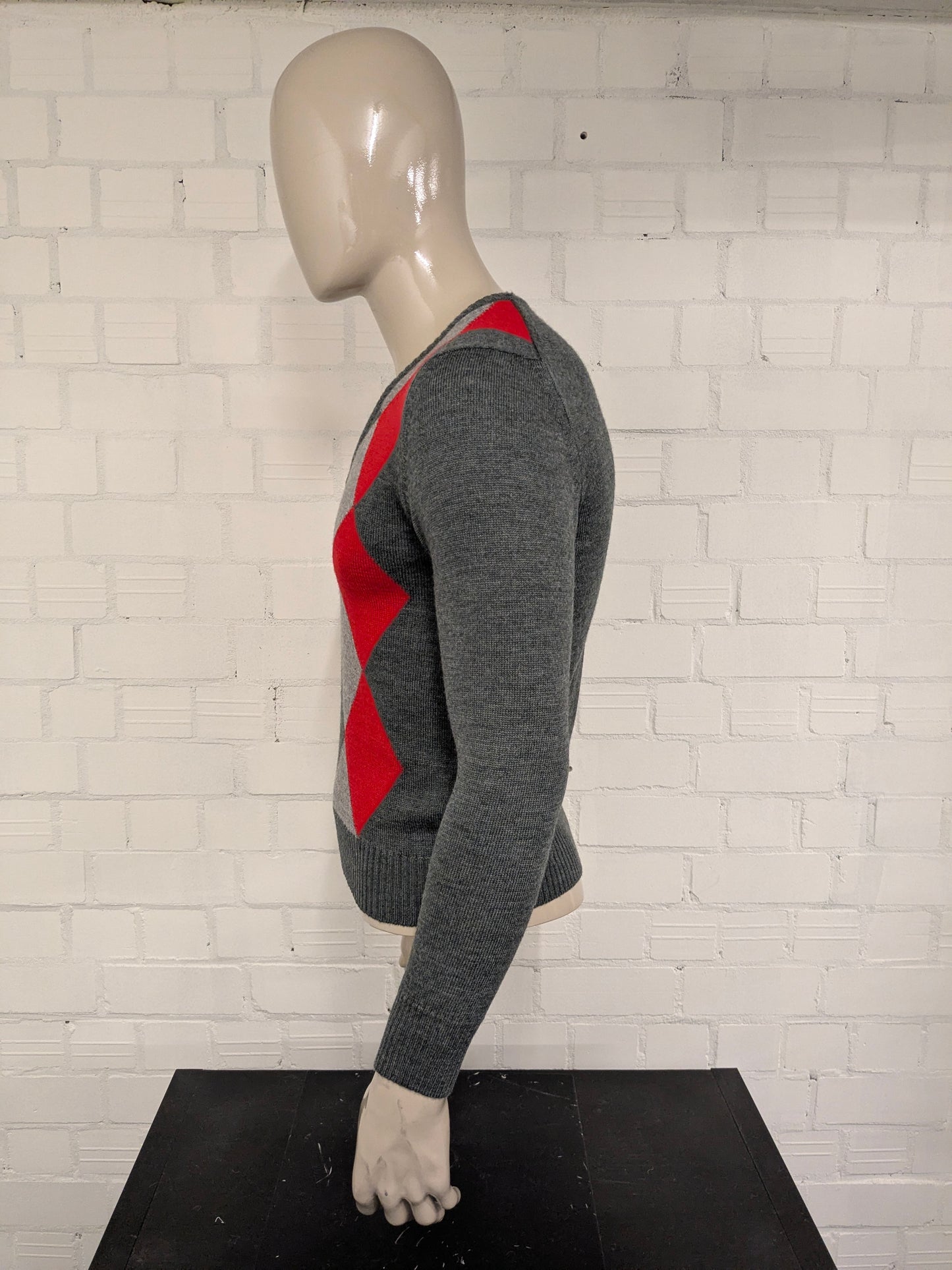 Mailcott trui met V-Hals. Grijs Rode ruiten. Maat S.