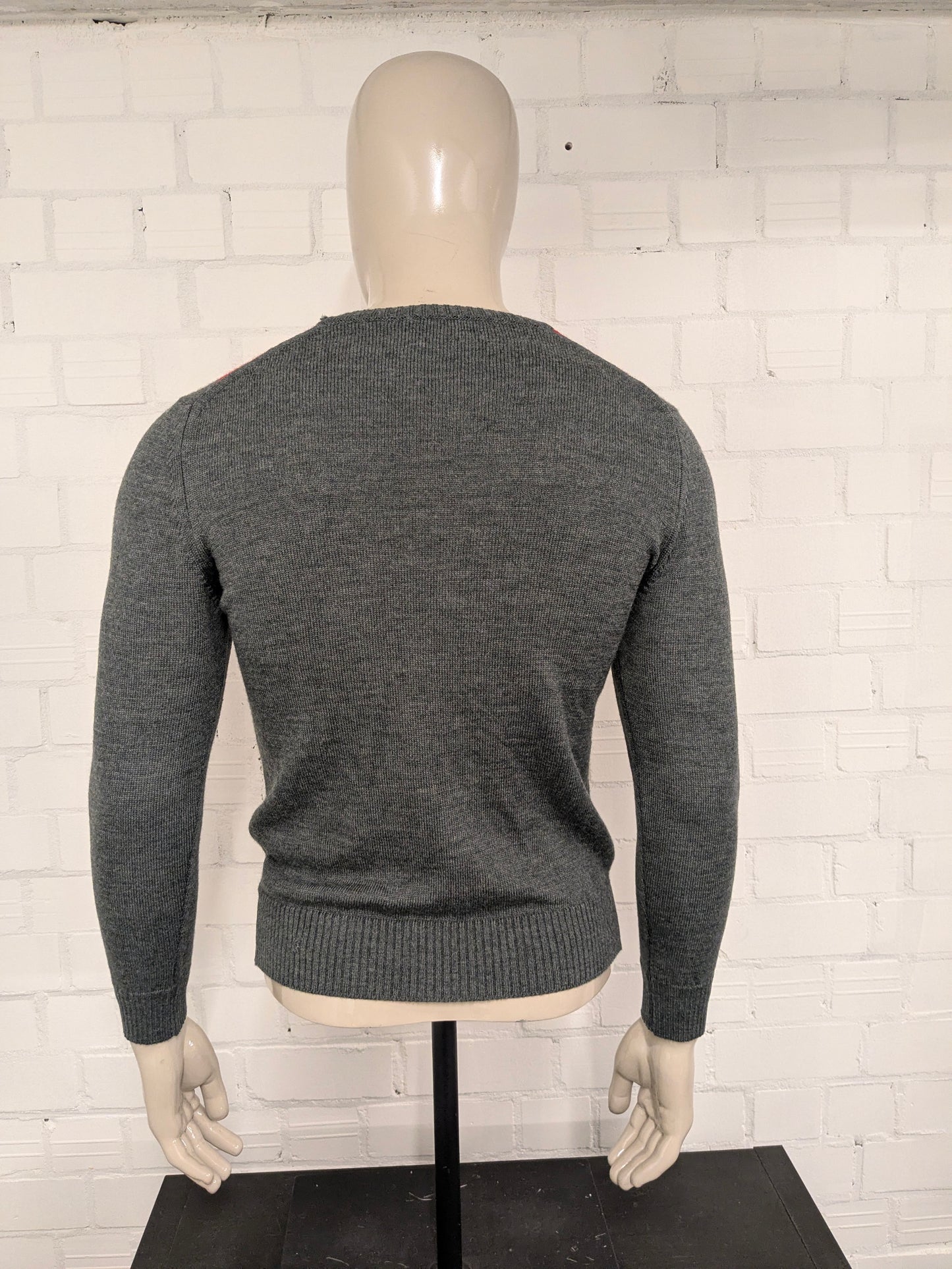 Mailcott trui met V-Hals. Grijs Rode ruiten. Maat S.