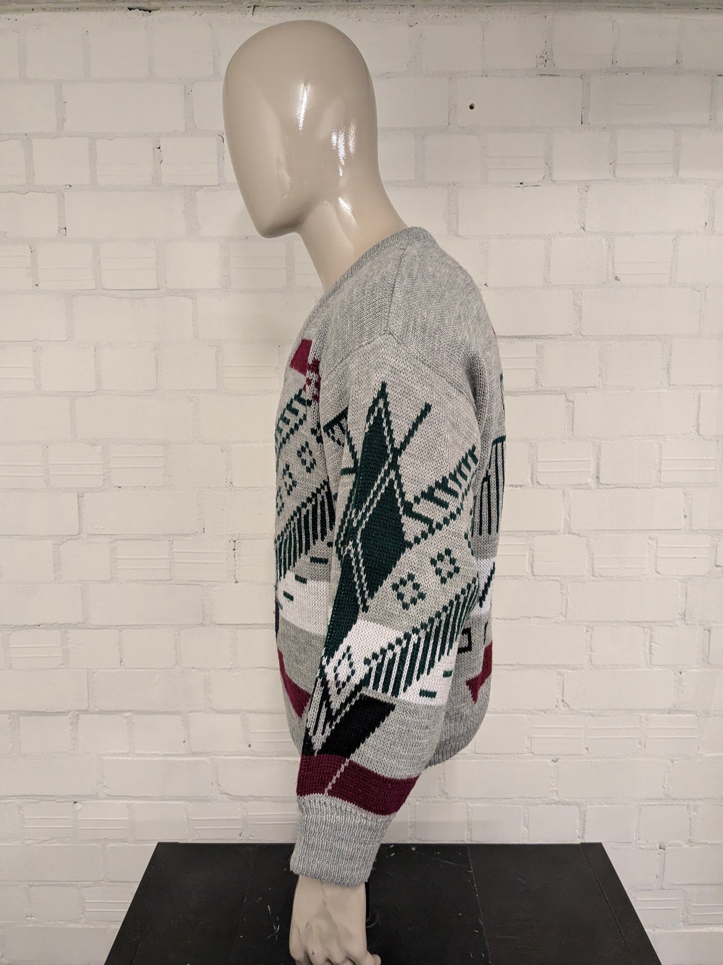 Coskun trui met V-Hals. Grijs Rood Groen gekleurd. Maat L.