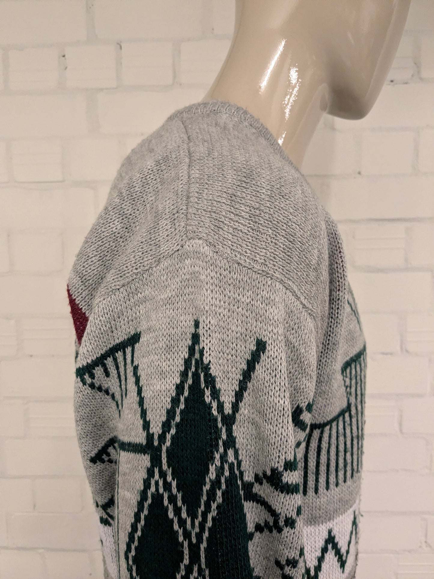 Coskun trui met V-Hals. Grijs Rood Groen gekleurd. Maat L.