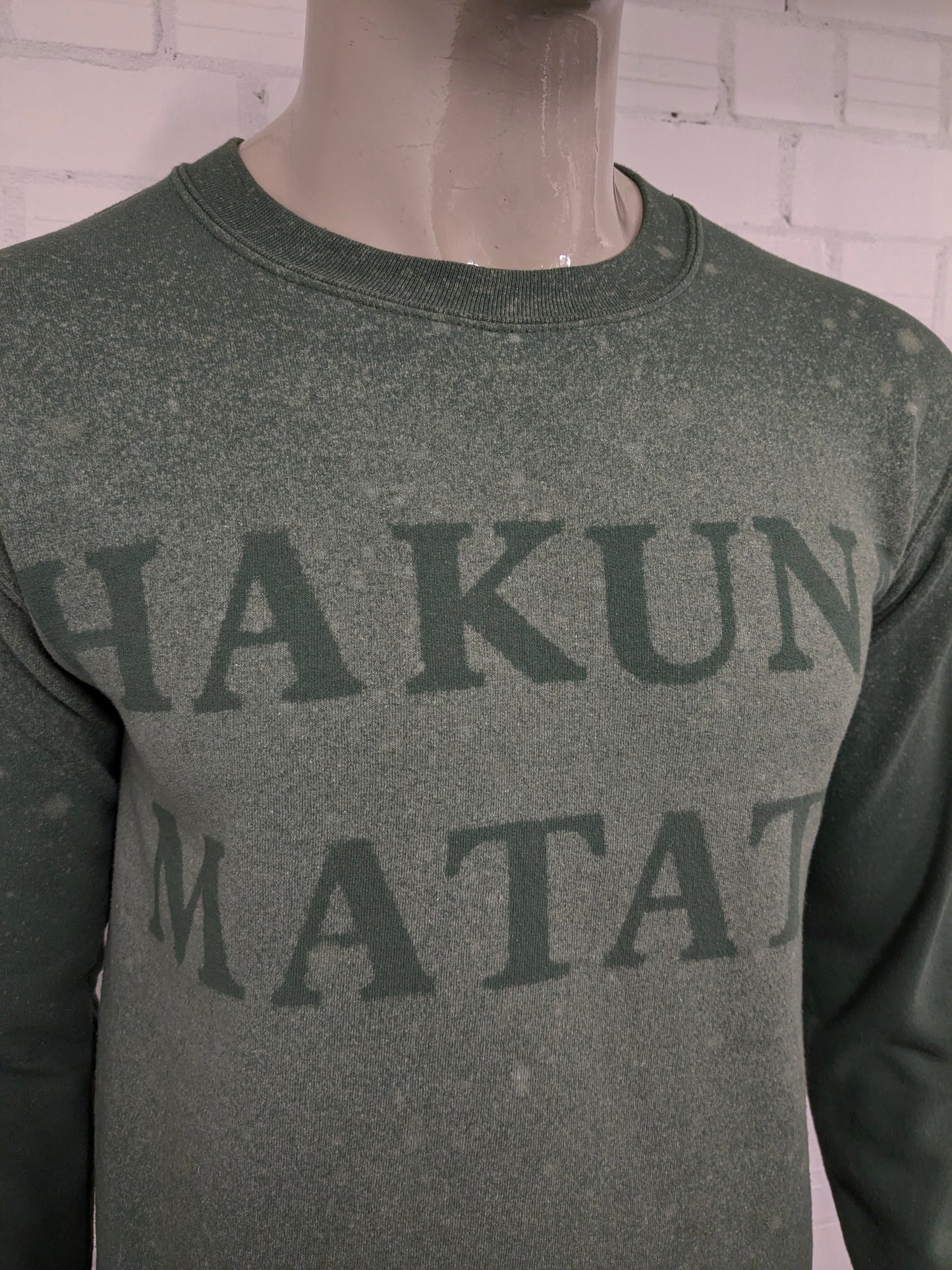 Hakuna Matata sweater. colored green. Size S.