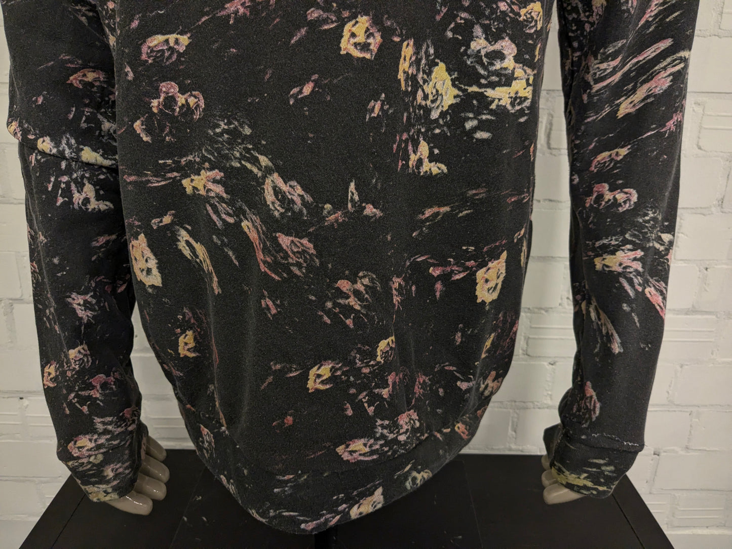 Nana Judy trui. Zwart Gee Roze print. Maat L.