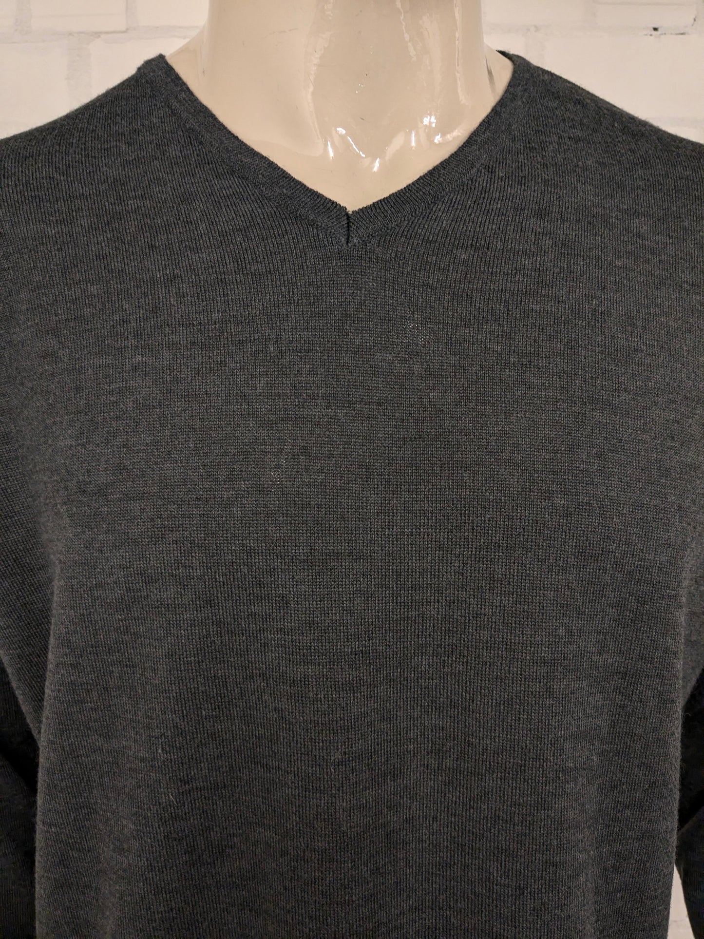 Pull en laine mérinos Fruit of the Loom avec col en V. Gris foncé mélangé. Taille XL. 60% Laine.