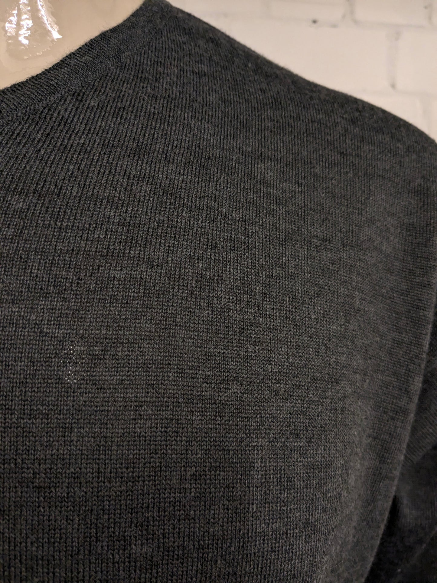 Pull en laine mérinos Fruit of the Loom avec col en V. Gris foncé mélangé. Taille XL. 60% Laine.