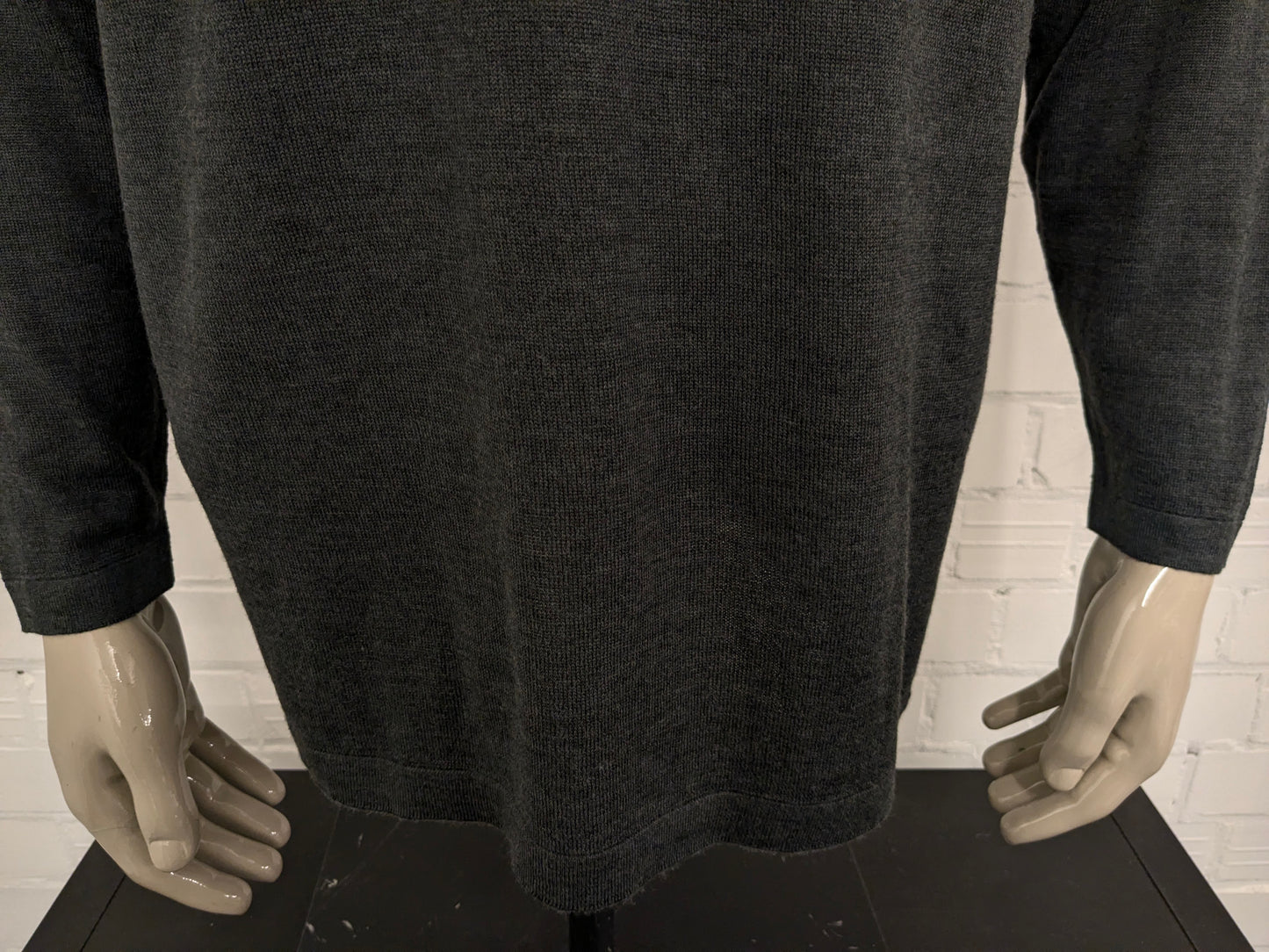 Pull en laine mérinos Fruit of the Loom avec col en V. Gris foncé mélangé. Taille XL. 60% Laine.