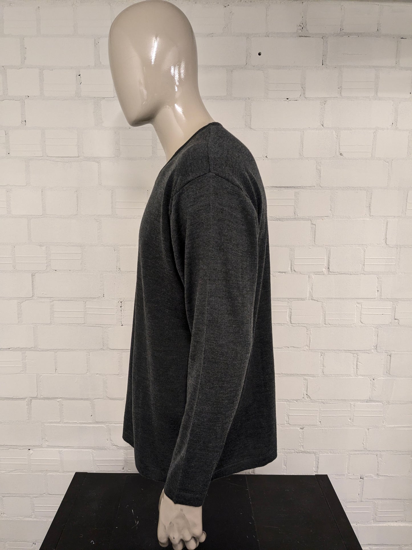 Pull en laine mérinos Fruit of the Loom avec col en V. Gris foncé mélangé. Taille XL. 60% Laine.