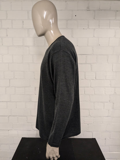 Pull en laine mérinos Fruit of the Loom avec col en V. Gris foncé mélangé. Taille XL. 60% Laine.