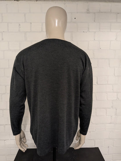 Pull en laine mérinos Fruit of the Loom avec col en V. Gris foncé mélangé. Taille XL. 60% Laine.