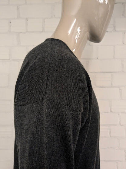 Pull en laine mérinos Fruit of the Loom avec col en V. Gris foncé mélangé. Taille XL. 60% Laine.
