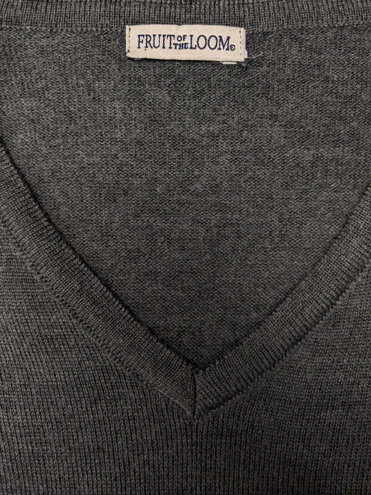 Pull en laine mérinos Fruit of the Loom avec col en V. Gris foncé mélangé. Taille XL. 60% Laine.