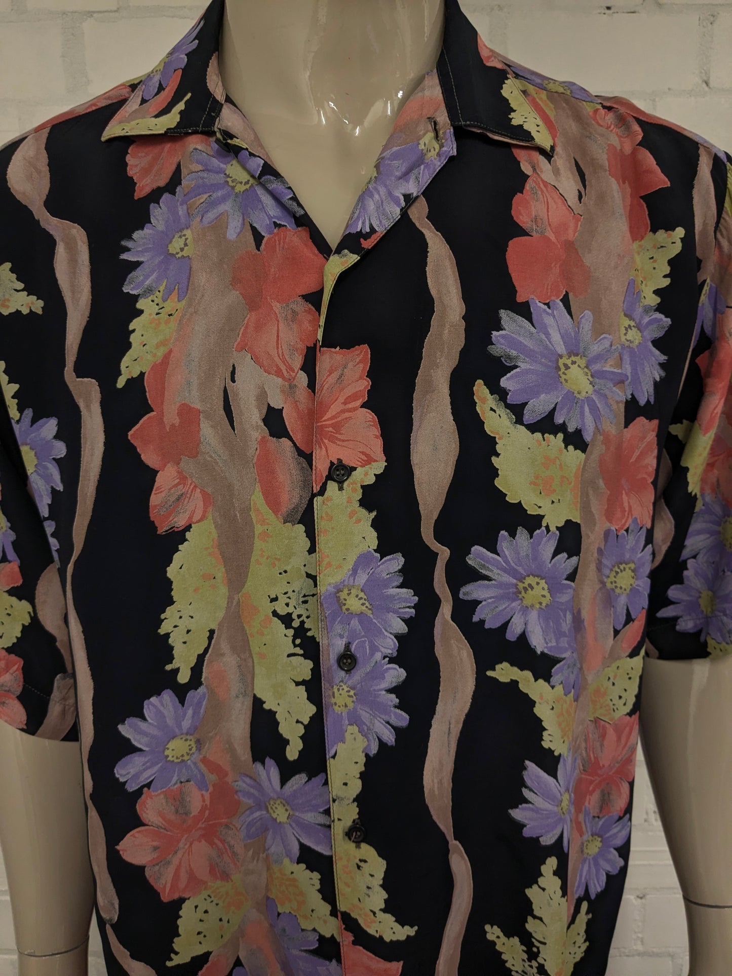 Vintage 80's / 90's No Name overhemd korte mouw. Rood Paars Groene bloemen print. Maat XL.