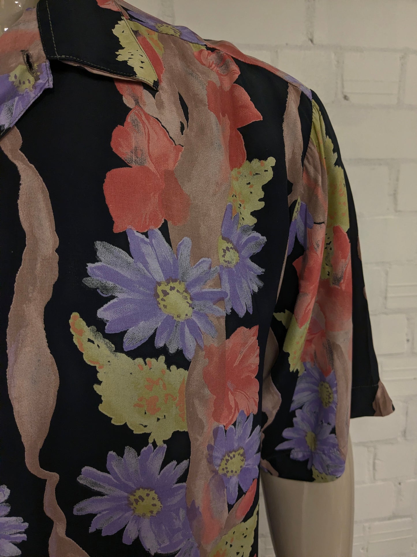 Vintage 80's / 90's No Name overhemd korte mouw. Rood Paars Groene bloemen print. Maat XL.