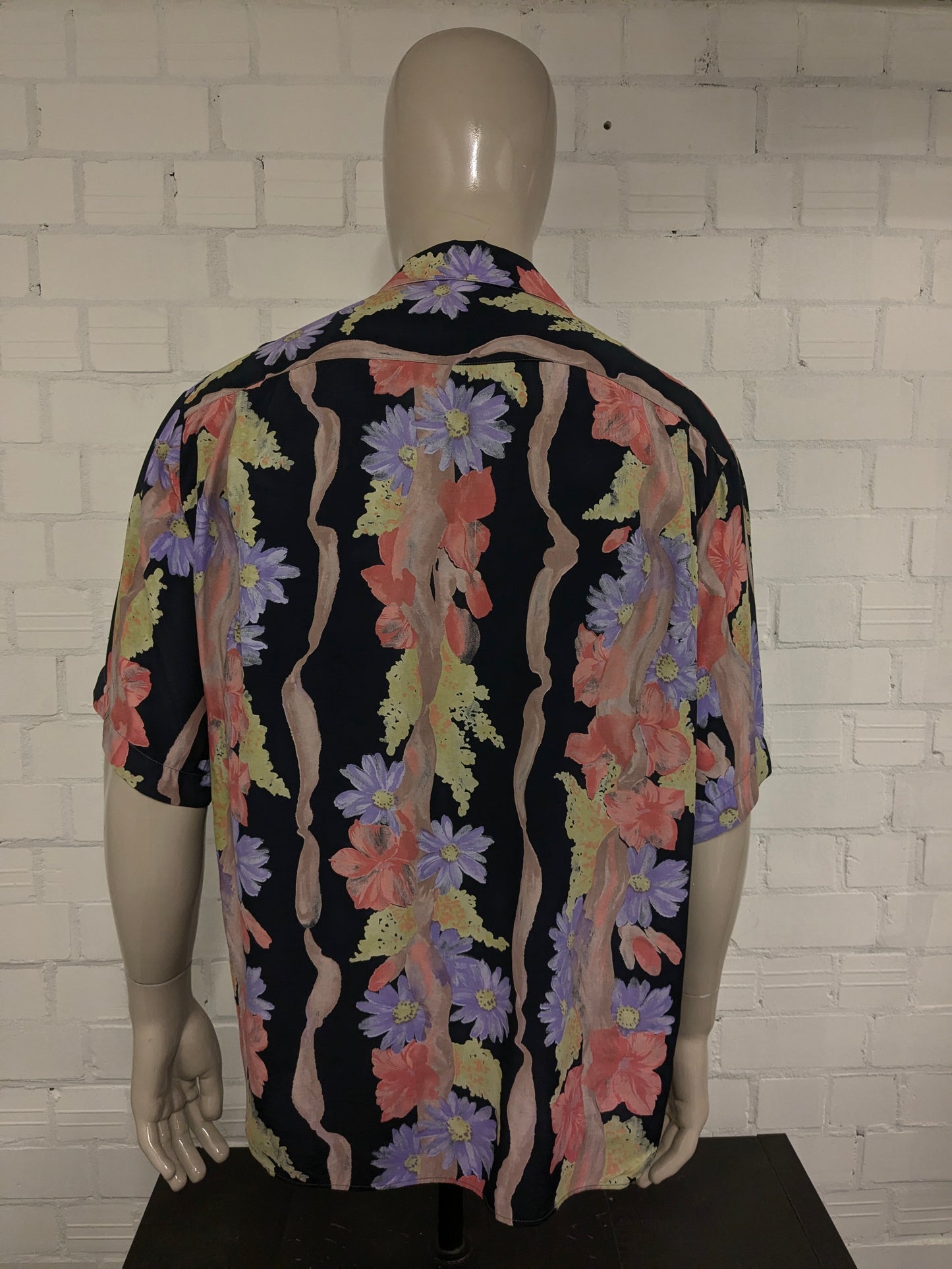 Vintage 80's / 90's No Name overhemd korte mouw. Rood Paars Groene bloemen print. Maat XL.