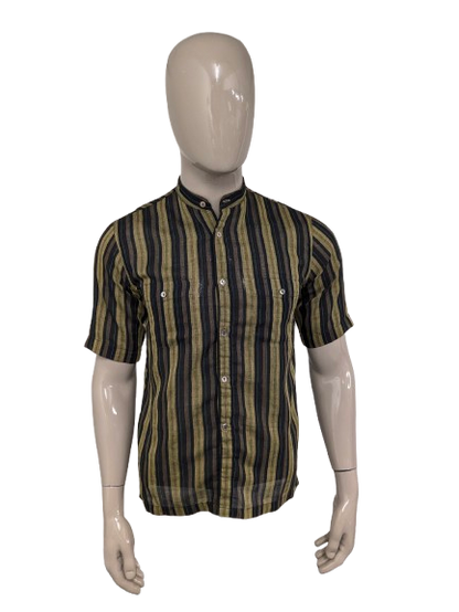 Escort-Hemd mit kurzen Ärmeln und kurzem Bauernkragen. Grün Braun Blau gestreift. Größe M.