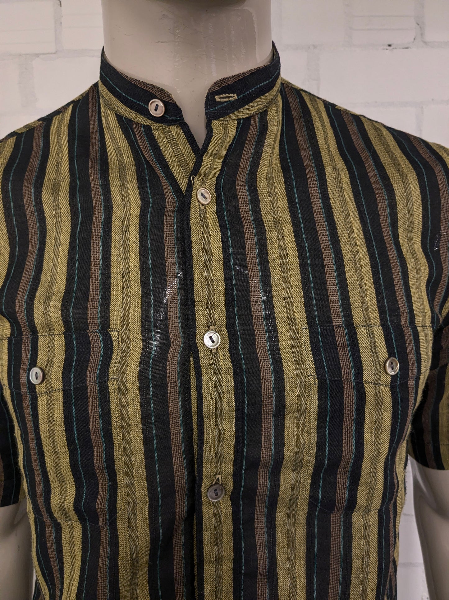 Escort-Hemd mit kurzen Ärmeln und kurzem Bauernkragen. Grün Braun Blau gestreift. Größe M.